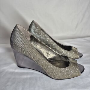 Bandalino BDTufflove Womens 7.5M Gold/Silver Wedge Heels Open Toe Slip-on Shoes